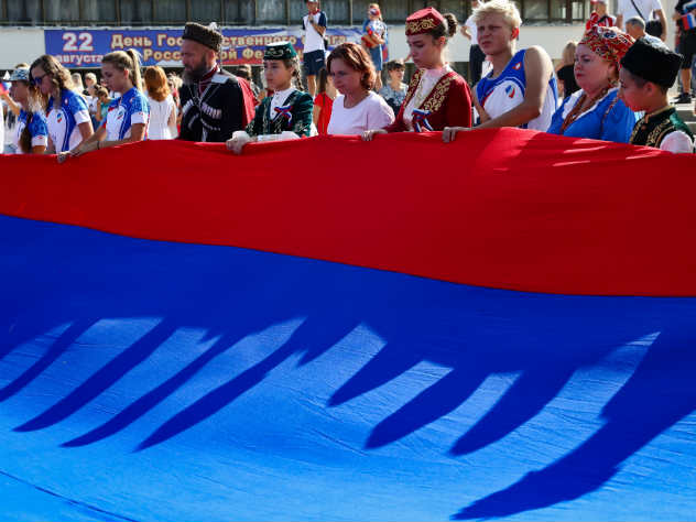Самый большой флаг России