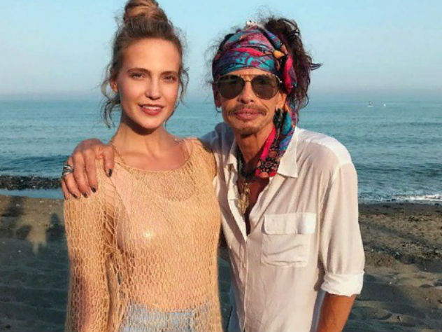 Глюкоза показал снимок с лидером "Aerosmith"