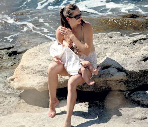 Телеведущая Мария Ситтель кормила сына Савву не только на безлюдном болгарском пляже, но и в общественных местах