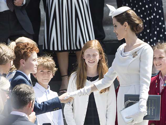 Джоли намерена усыновить седьмого ребенка