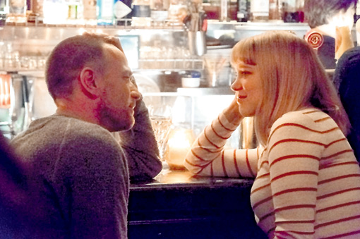 В фильме «Зои» герой Юэна Макнрегора создал себе любимую путём скрещивания человека и компьютера