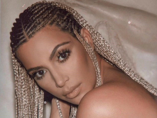 Ким Кардашьян вышла в свет с ядовито-салатовыми волосами