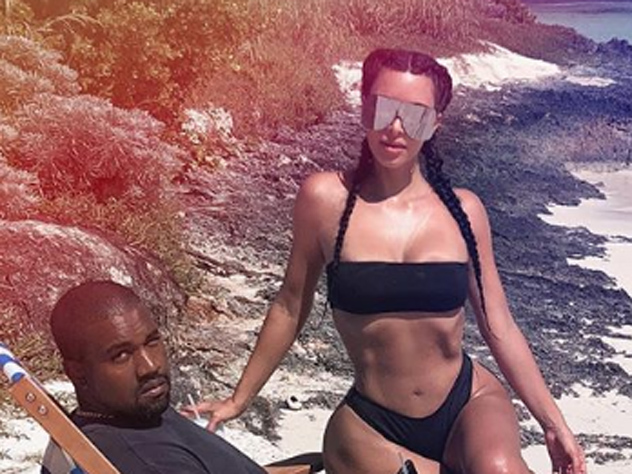 Ким Кардашян оседлала мужа на пляже