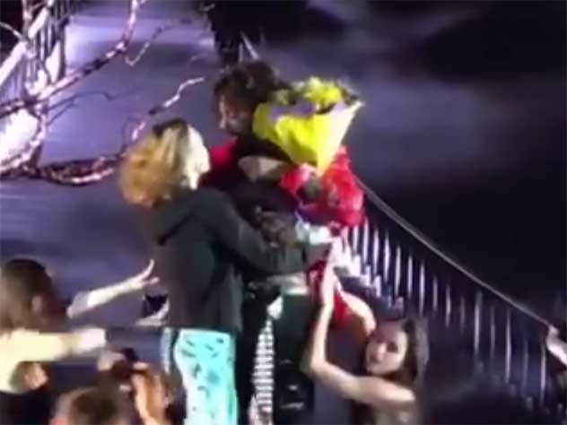 Поклонница "пристает" к Киркорову на концерте в Геленджике