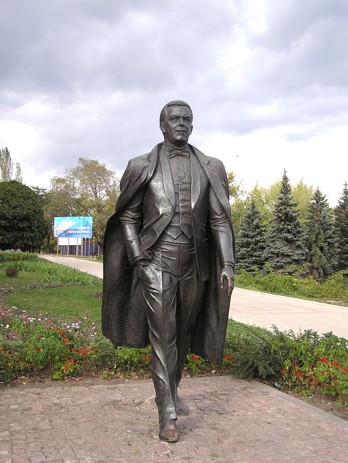Иосиф Кобзон - памятник в Донецке