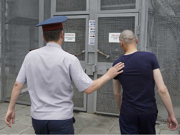 Залез в окно и изнасиловал мужика и убил... ну что за люди. А дали всего 10 лет. Залез в окно и изнасиловал мужика и убил... ну что за люди. А дали всего 10 лет.