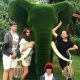 Королева сфотографировалсь с огромным зеленым слоном