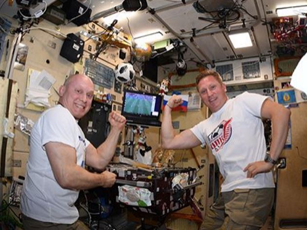 Российские космонавты сыграли в первый космический турнир по теннису