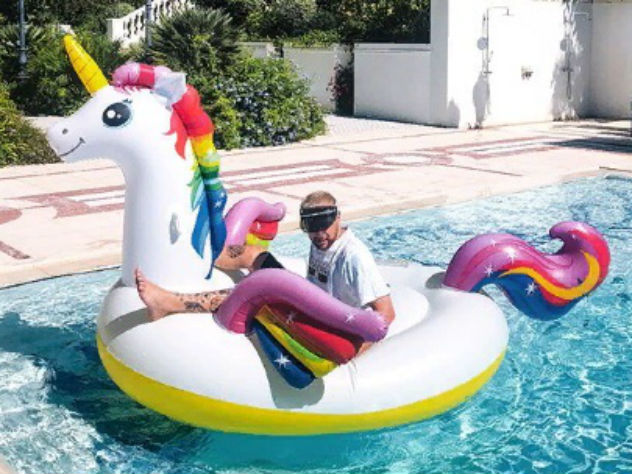 Егор Крид покатался на надувном единороге