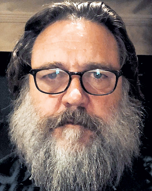 В своем последнем фильме «Исчезнувший мальчик» Кроу сыграл гладко выбритого пастора, а для следующей картины обзавелся сусанинской бородой