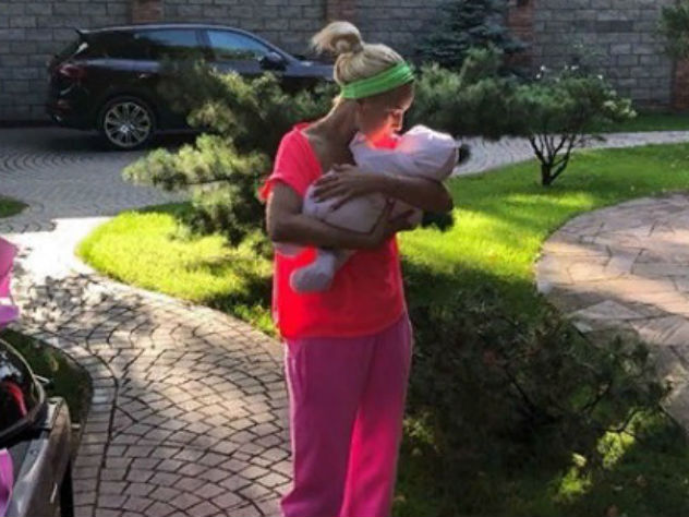 Лера Кудрявцева привезла новорожденную дочь домой