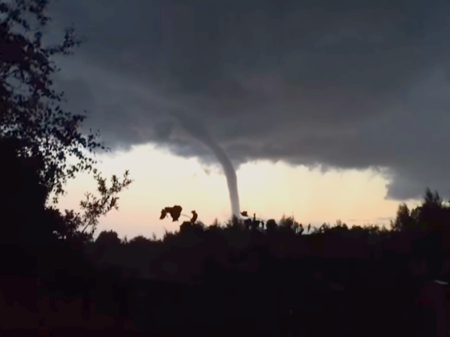 Над Ладожским озером замечен огромный смерч