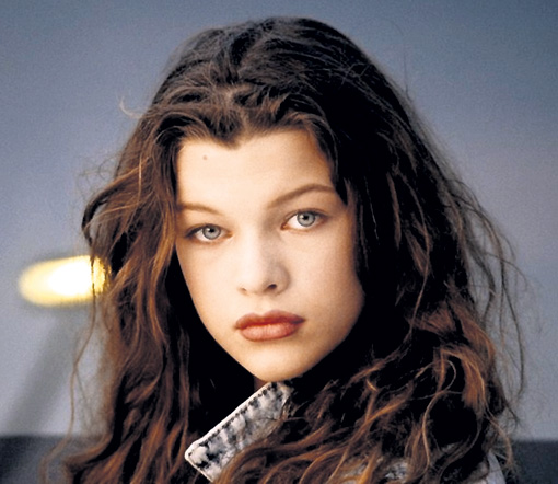 Милла Йовович пришла в модельный бизнес в девять лет, а в 13 впервые снялась в кино - в эротической мелодраме «Слияние двух лун»