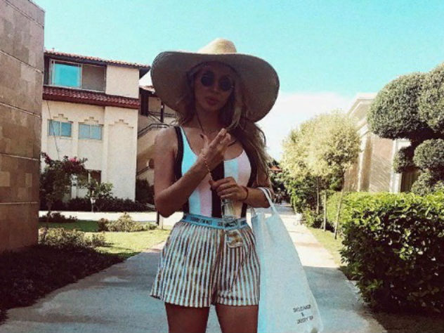 Поклонники оценили наряд Лободы на отдыхе