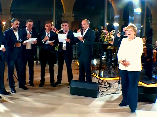 Меркель получила удовольствие, спев любимую песню с хором грузин