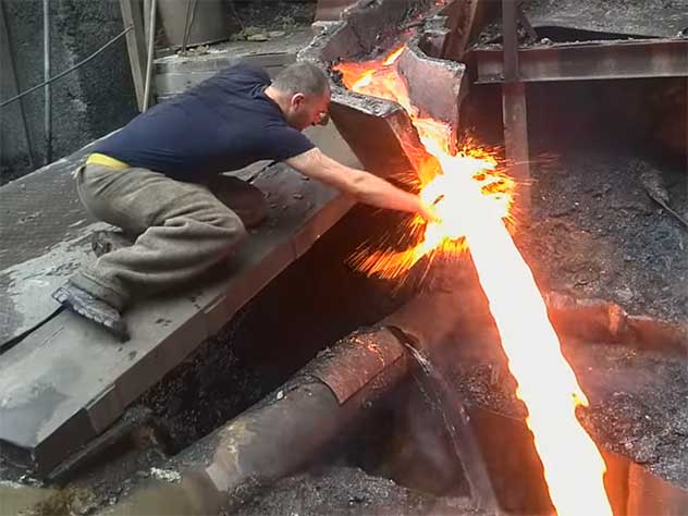 Необычная традиция армянских металлургов на видео