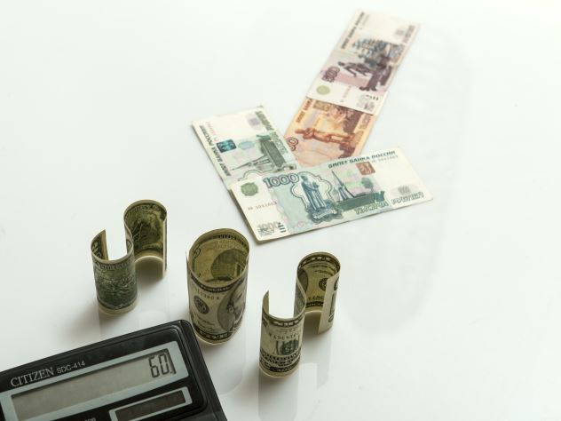 Курс рубля резко вырос к доллару и евро
