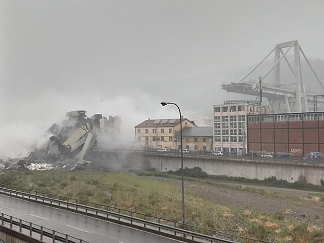 Мост в Генуе обрушился вместе с автомобилями