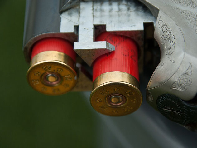 Следственный комитет проводит доследственную проверку смерти Николоза Хубутия, старшего сына бизнесмена Михаила Хубутия, владеющего в Москве сетью магазинов по продаже оружия. Трагедия произошла днем 5 августа в самом центре Москвы. Тело молодого мужчины было обнаружено в одном из элитных домов. По одной из версий, это могло быть самоубийство: рядом с телом покойного лежало ружье. Однако предсмертной записки найдено не было. Несколько лет назад Николоз закончил МГИМО. В последнее время владел несколькими компаниями широкого профиля — от строительства до хранения грузов. Раз в неделю в квартиру к Николозу приходила убираться женщина. Она и нашла тело парня. Семья погибшего сейчас находится за границей на отдыхе, сообщили «КП» источники в правоохранительных органах.