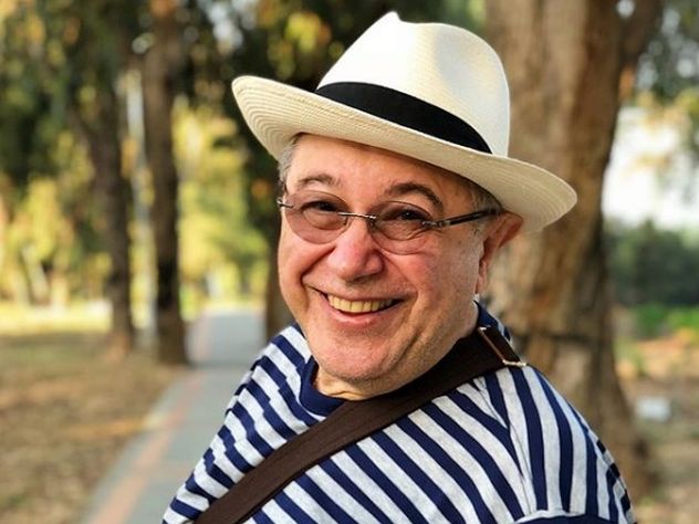 Петросян в тельняшке и шляпе