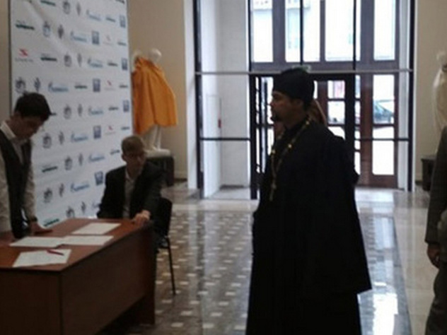 статуи "одели" перед визитом священников