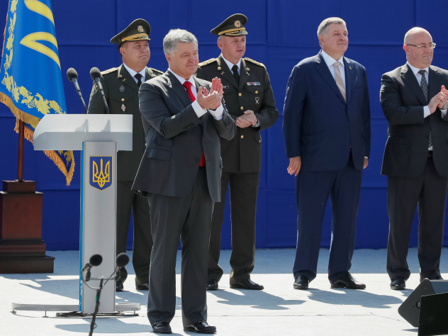 Под речь Порошенко на параде в Киеве потерял сознание очередной солдат