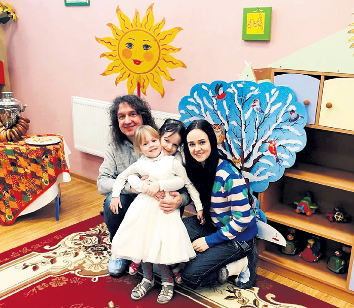 Сергей с женой Наташей и младшими дочками