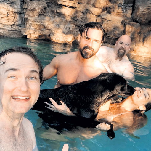 Дениз - преданная защитница животных и купалась со своими питомцами в бассейнах виллы с не меньшим удовольствием, чем с гостями