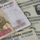 Курс рубля вырос к доллару и евро