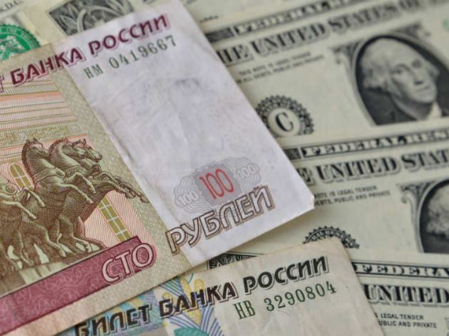 Курс рубля вырос к доллару и евро