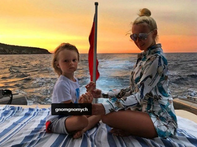 Замученный вид сына Рудковской встревожил соцсети