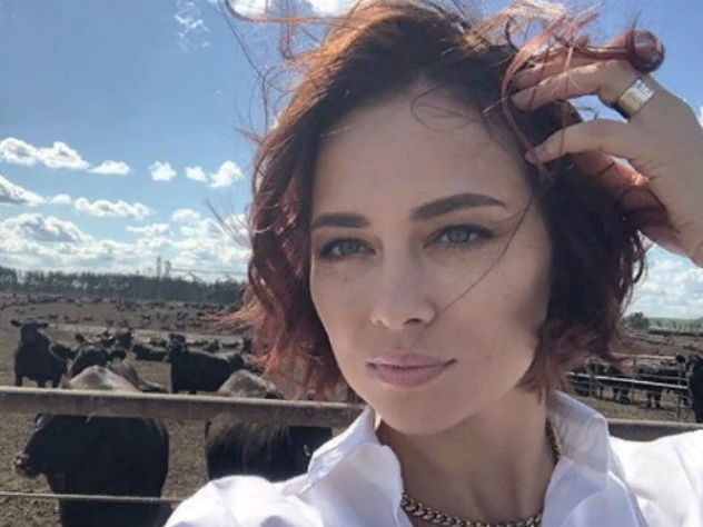 Настасья Самбурская показала снимок с коровами