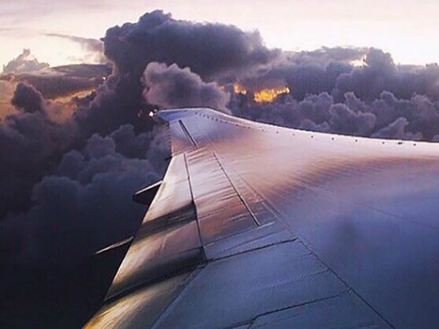 В самолет рейса Бургас - Москва попала молния