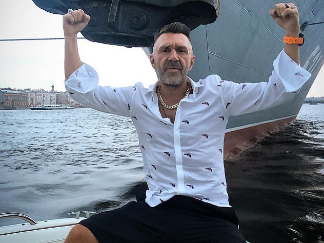 Шнуров гуляет с котом