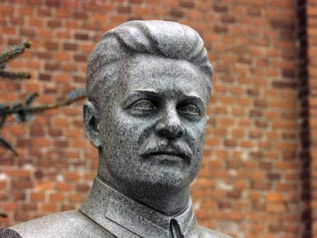 Британец стал богат благодаря маске Сталина