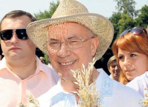 Николай Азаров стал настоящим сельским жителем