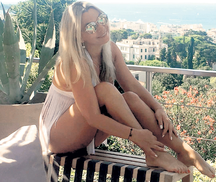 52-летняя певица Ирина Салтыкова каждое лето проводит в Монако. Здесь её навещают подруги и дочь Алиса, которая живёт в Лондоне