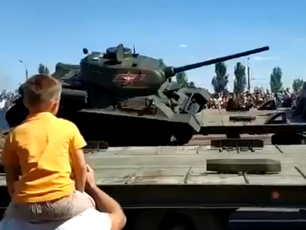 В Курске легендарный Т-34 после парада упал с платформы