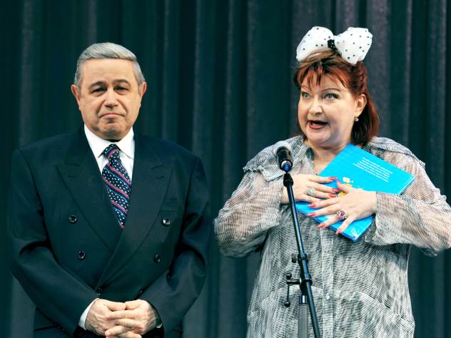 Евгений Петросян и Елена Степаненко во время концерта участников телепрограммы «Кривое зеркало»