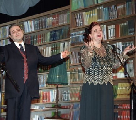 Евгений Петросян и Елена Степаненко в спектакле «Когда финансы поют романсы», 1997 год 