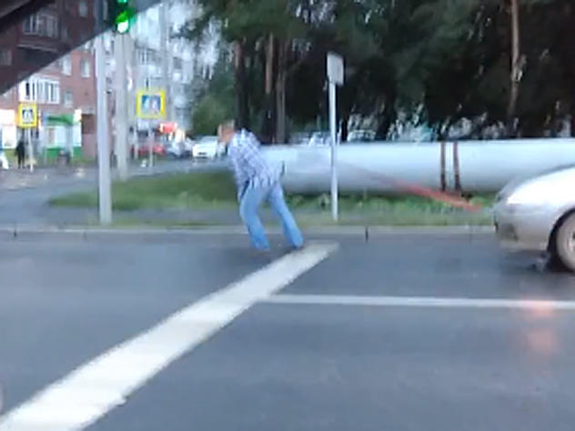 Суровый бурлак протащил автомобиль на тросе в центре Тюмени