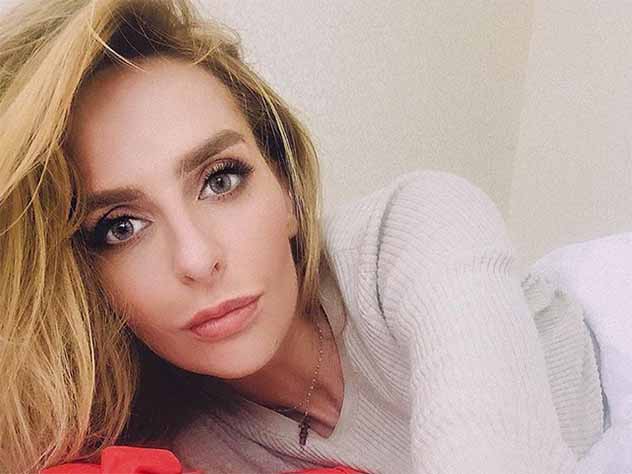 Екатерина Варнава идет по дороге под песню Гагариной видео