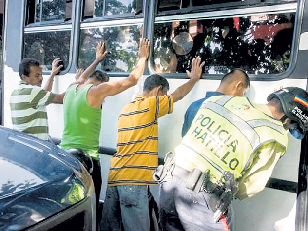 Полиция шмонает автобусы и отбирает все, что понравится