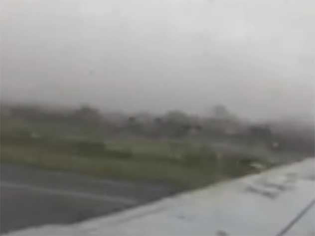 В таких погодных условиях взлетал самолет из Дуранго в Мексике