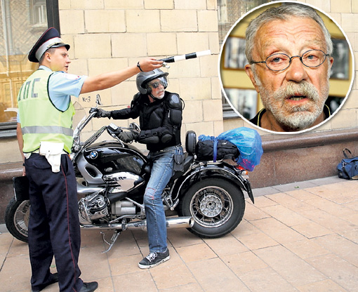 Юрий Рост покорно подчинился требованию сотрудника ДПС