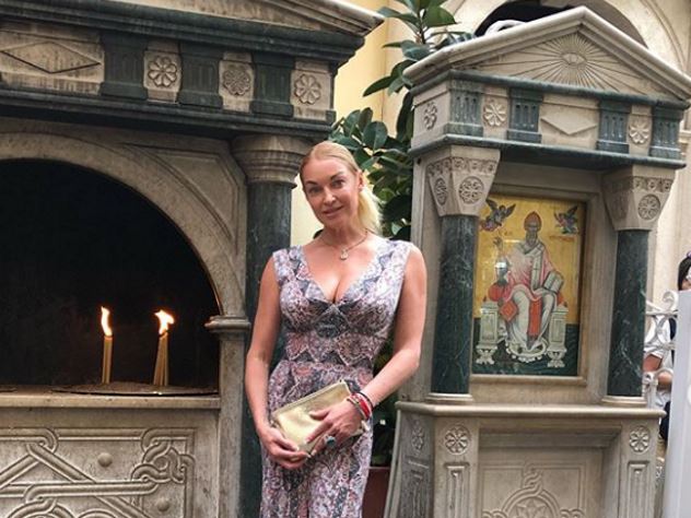Анастасия Волочкова побывала в греческом монастыре