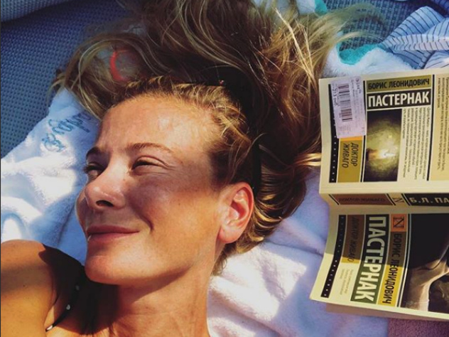 На отдыхе Юлия Высоцкая не забывает о спорте