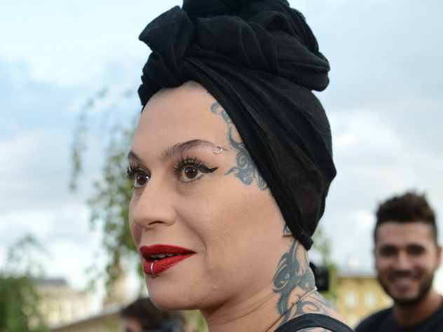 Наргиз похвасталась татуировками