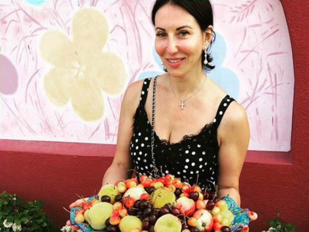 Алика Смехова на сборе урожая