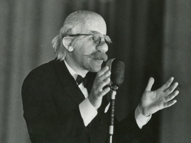 Узнаете на этом фото юмориста? А это он